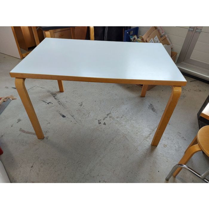 Artek pöytä 81B, valkoinen. Koko 121x75x71 cm