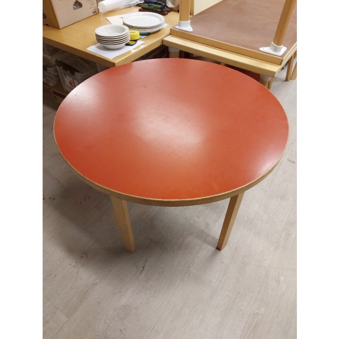 Artek pöytä 90A, halkaisija 100 cm, väri punainen - VARATTU