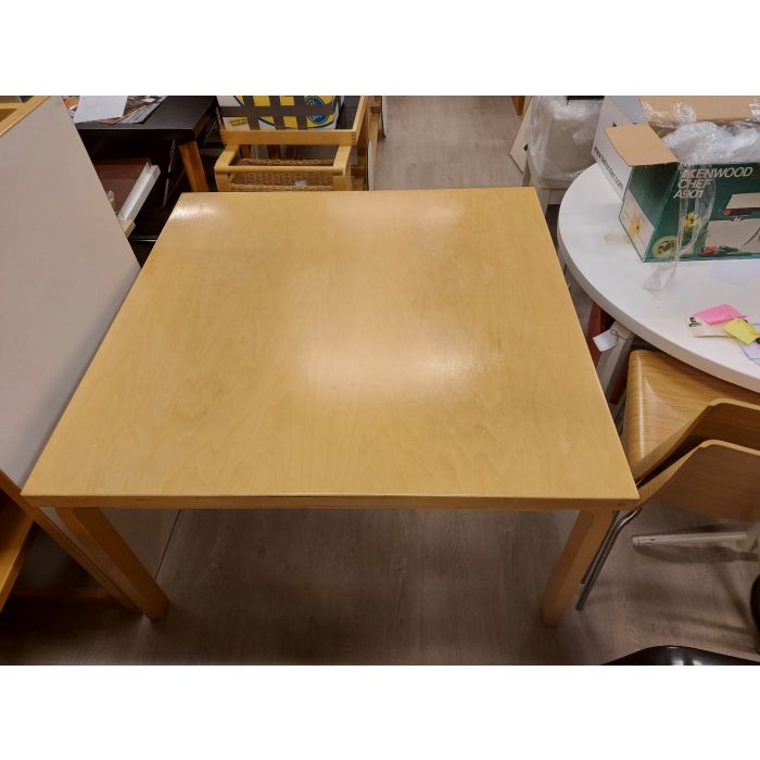 Artek 84-mallin pöytä, 120x120x71 cm, koivupinta