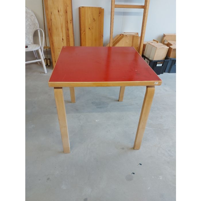 Artek pöytä 81C punainen 76x76x71 cm